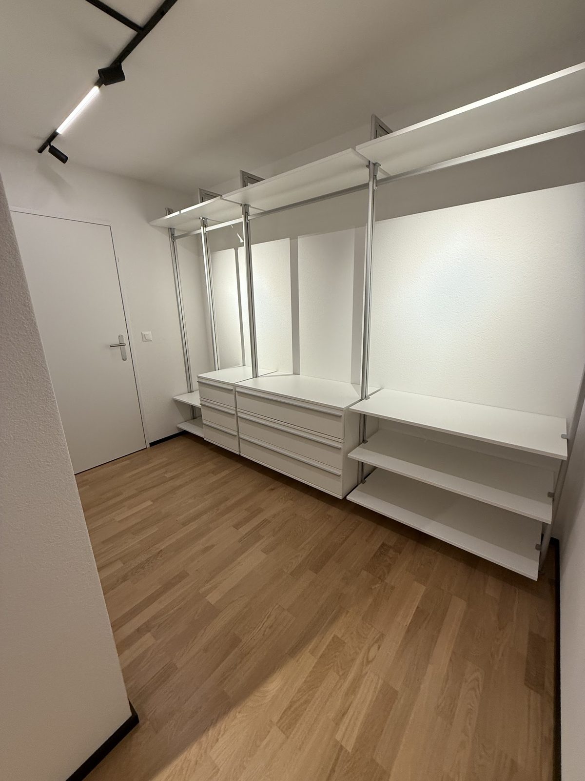 Schrankwand mit Schubladenelementen und Eichenparkett