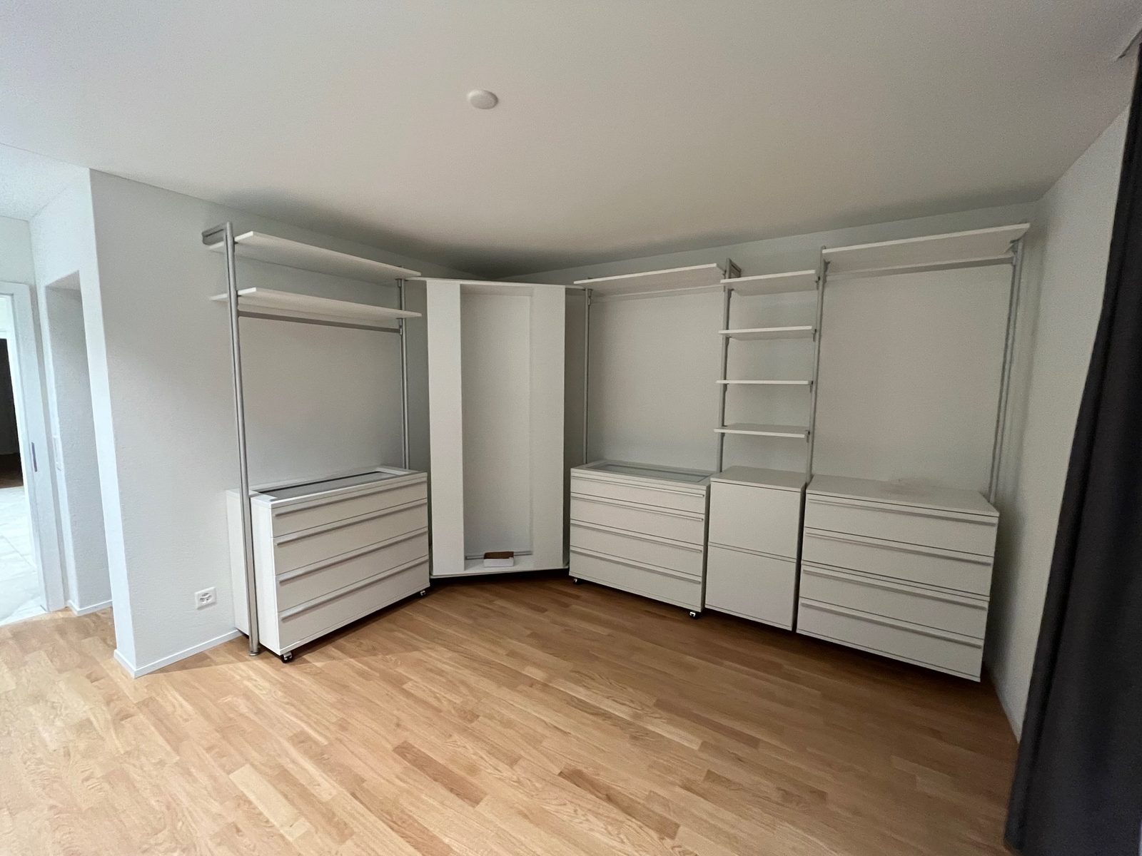 Eckschrank mit Schubladenelementen entlang der Wand
