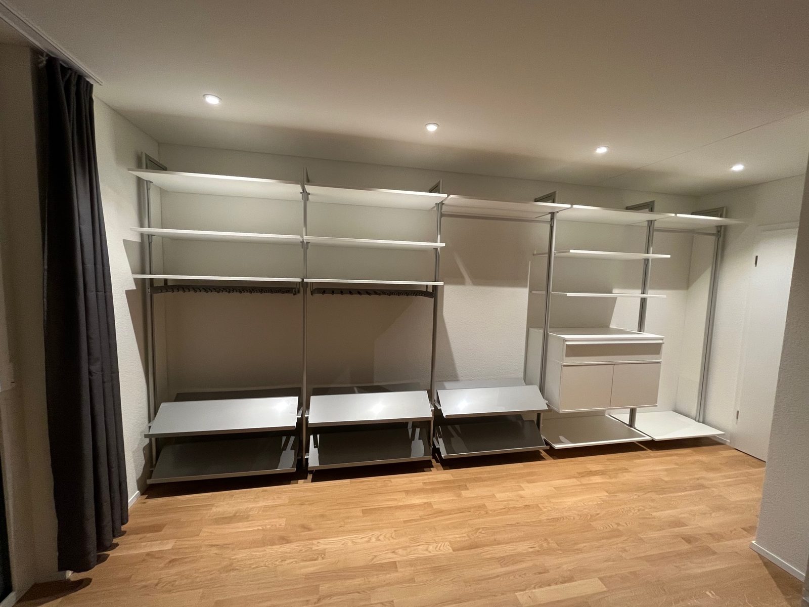 Schrankelemente mit Regalen und Schubladen in einem Zimmer